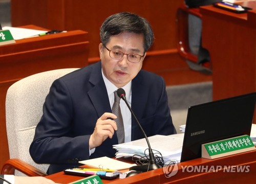 답변하는 김동연 경제부총리