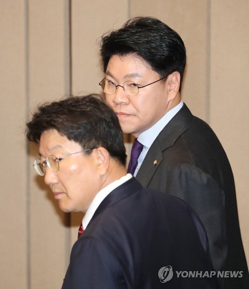 회의장 나가는 장제원과 권성동
