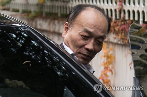 자택 나서는 전원책 변호사