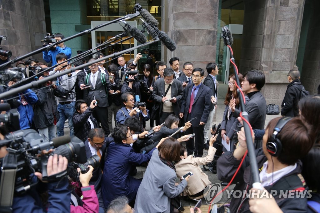 한국 변호인단의 신일철주금 본사 방문에 몰린 한일 취재진