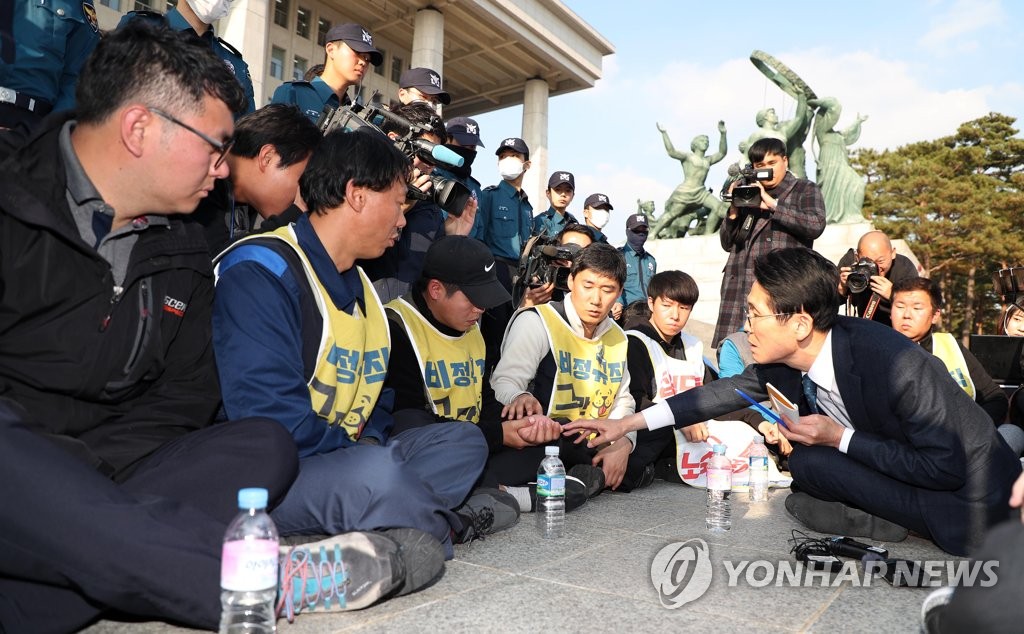 윤소하 원내대표와 면담하는 비정규직 노동자