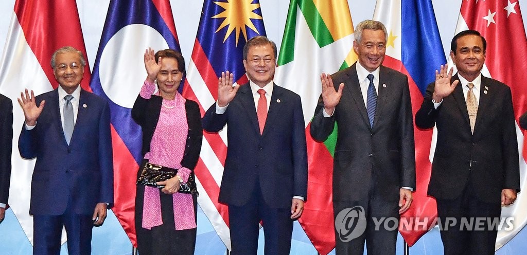 문 대통령, 아세안 정상들과 한자리에