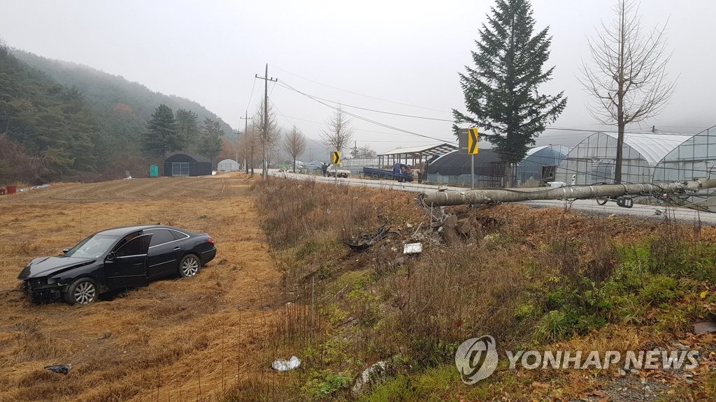 전봇대 들이받고 밭으로 떨어진 승용차