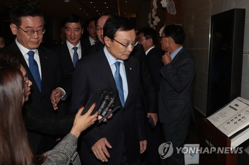 '질문은 나중에'