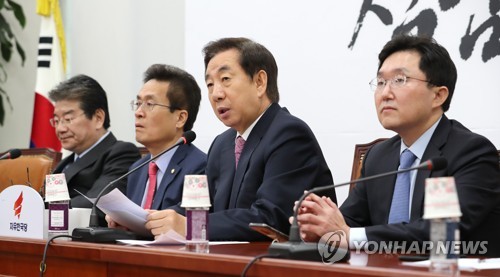 원내대책회의에서 발언하는 김성태