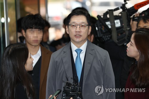 질문받는 김경수 경남지사
