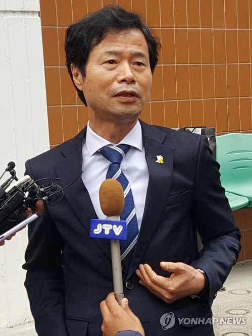 항소심 판결 후 인터뷰하는 전북교육감