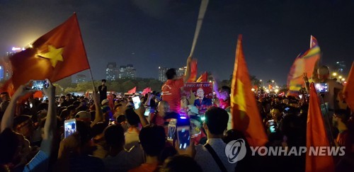 박항서 감독 사진에도 열광하는 베트남 축구팬들