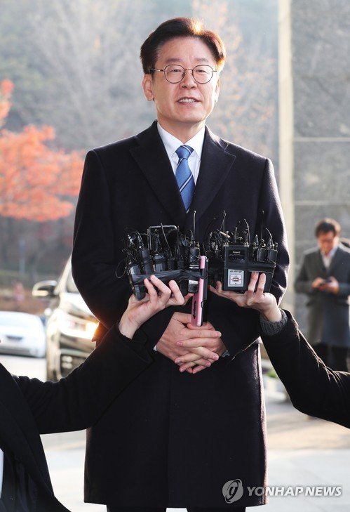 질문에 답하는 이재명 지사