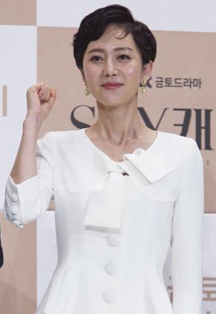 짧은 머리가 잘 어울리는 염정아