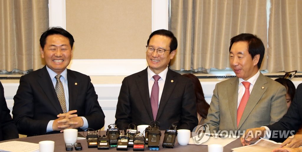 웃으며 대화하는 교섭단체 원내대표