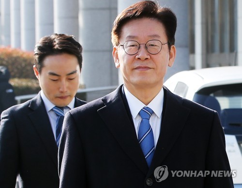 집무실 향하는 이재명 경기지사