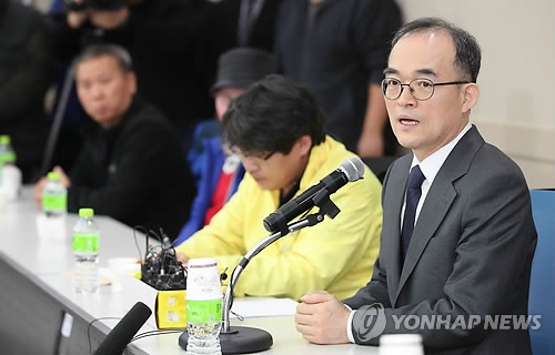 형제복지원 피해자들에게 사과하는 문무일 검찰총장