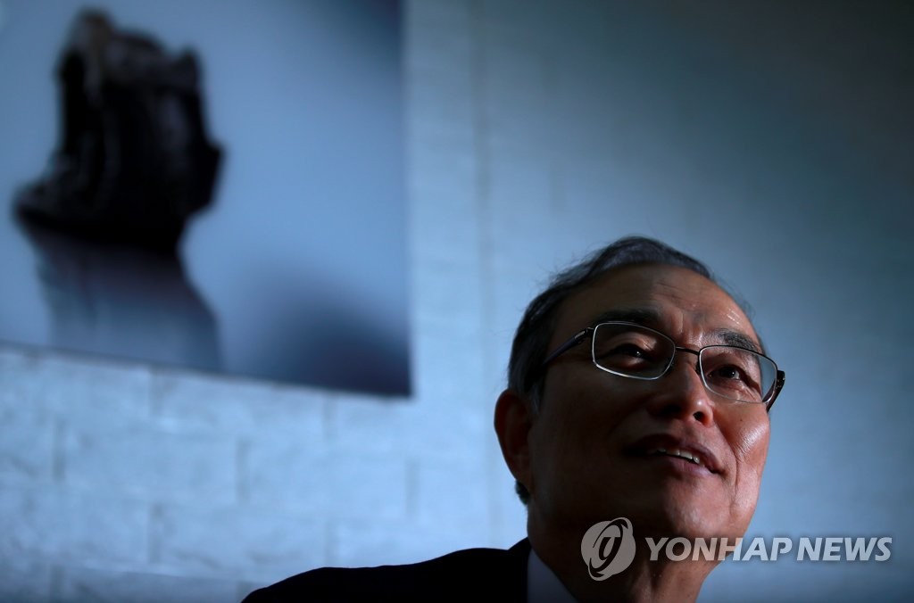 인터뷰 하는 안병우 남북역사학자협 위원장