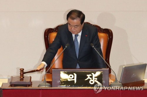 의사봉 두드리는 문희상 국회의장