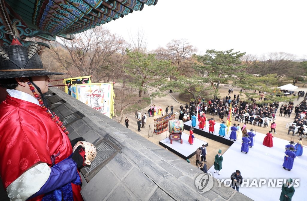 El palacio Gyeongbok visto desde la puerta oeste El palacio Gyeongbok visto desde la puerta oeste
