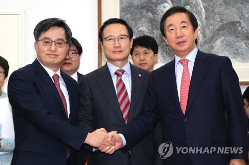 손잡은 김동연, 홍영표, 김성태