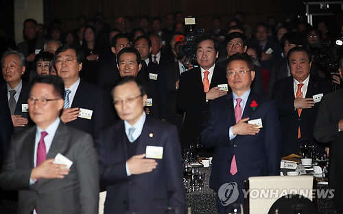국기에 경례하는 이낙연 총리
