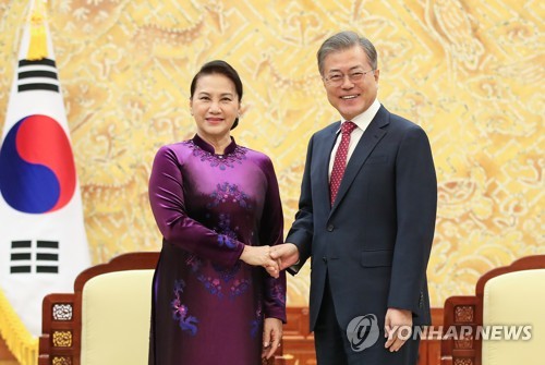 문 대통령, 응우옌 티 낌 응언 베트남 국회의장과 악수