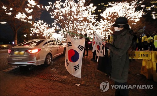 일왕 생일 기념 리셉션 반대 1인 시위