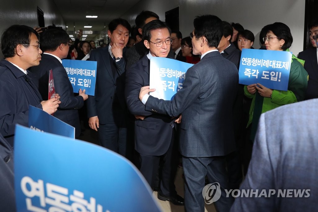 야당 항의에 막힌 정성호 위원장