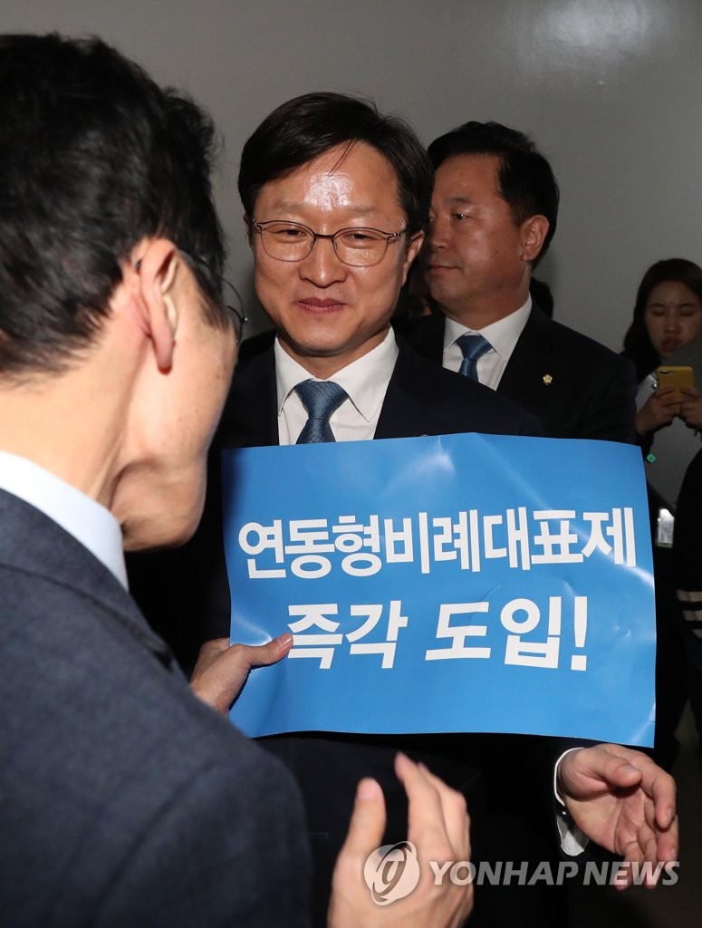 야당 항의에 막힌 강병원 기재위 위원