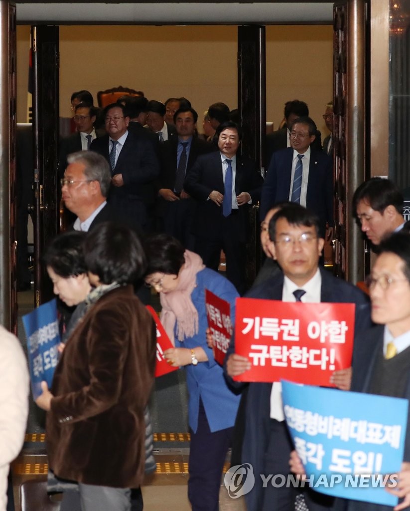 국회, 야3당 불참 속 2019 예산안 통과