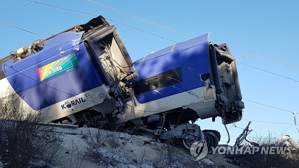 선로 심하게 벗어난 KTX 열차