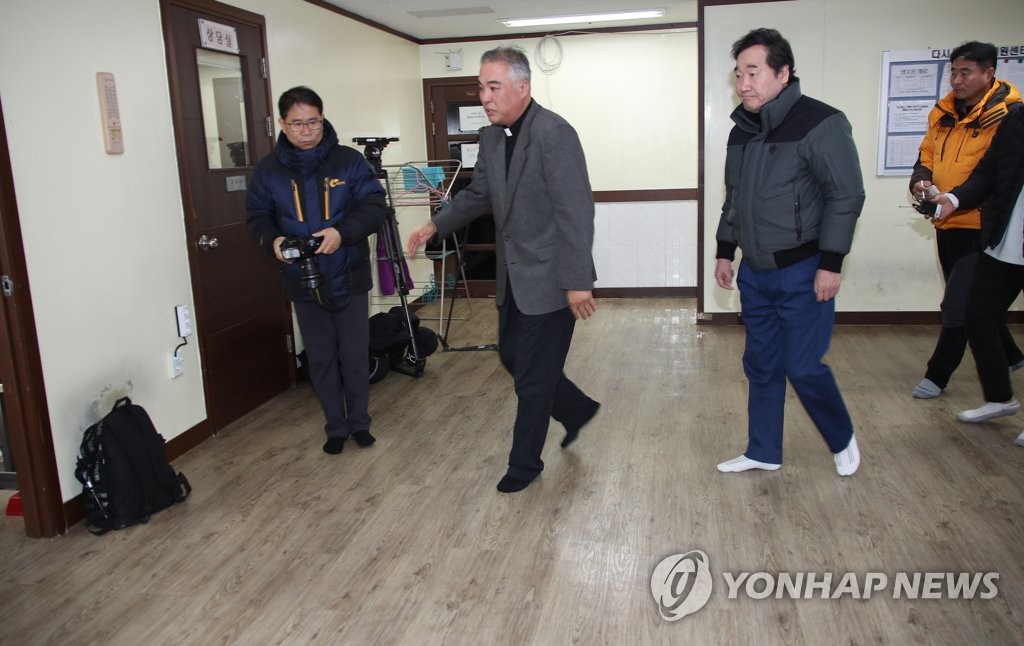 노숙인 숙소 둘러보는 이낙연 총리