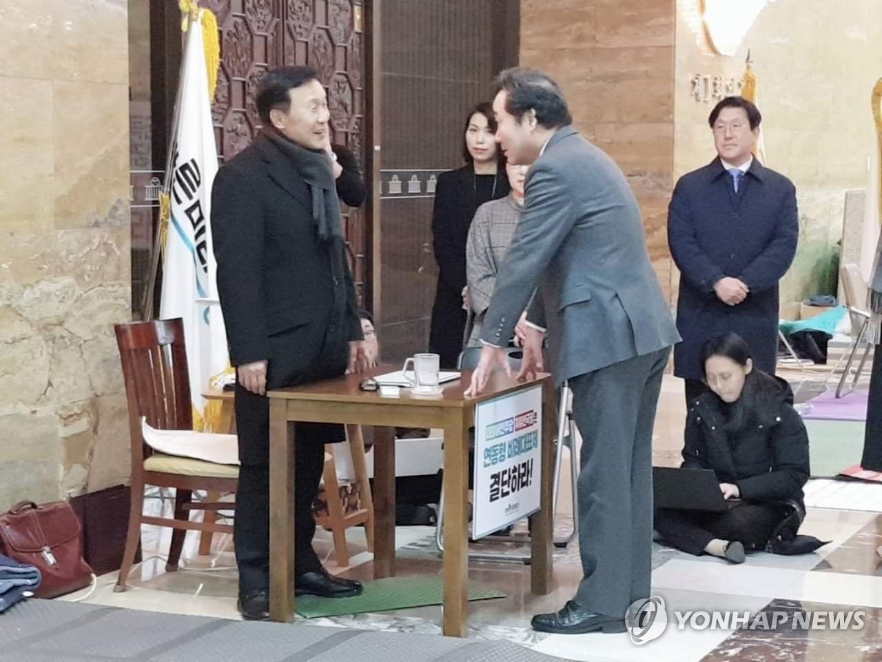 새벽에 국회 찾은 이낙연 총리