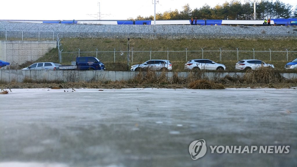 얼음 언 강릉 KTX 열차사고 현장 주변