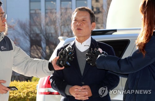 피의자 신분으로 검찰 출석하는 윤장현