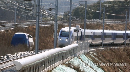 탈선 사고 현장 지나는 KTX 열차