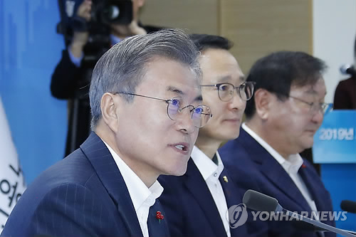 인사말하는 문 대통령