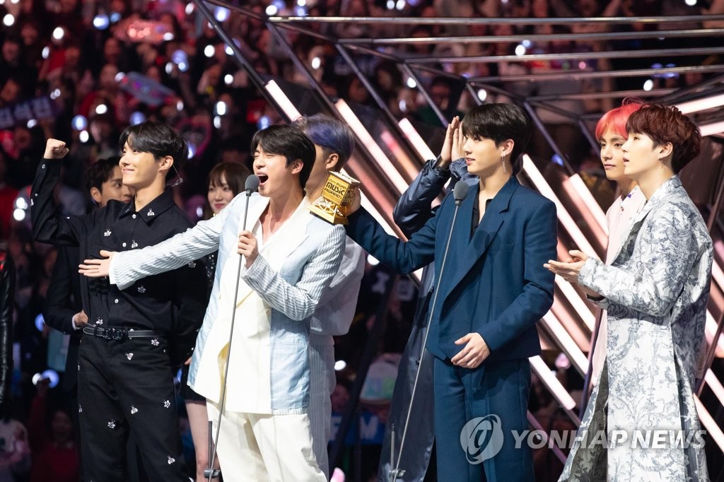 '2018 MAMA'에서 대상 등 4관왕 오른 방탄소년단