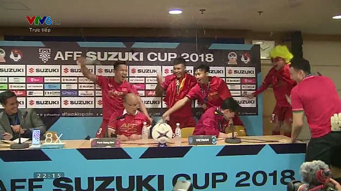 기자회견장에 난입해 물뿌리는 베트남 축구선수들