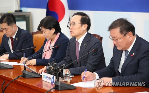 원내대책회의에서 발언하는 홍영표 원내대표