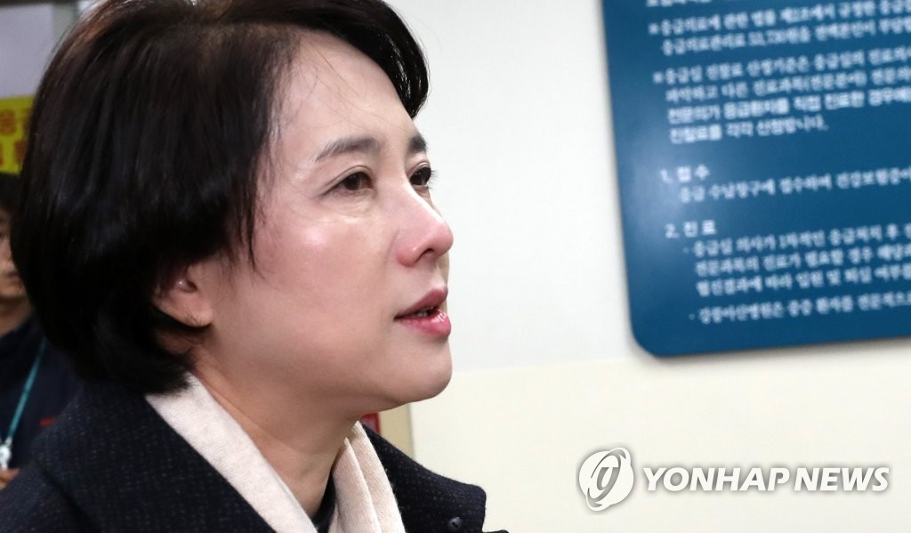 눈시울 붉히는 유은혜 부총리