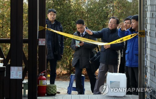 사고현장 보는 김부겸 장관
