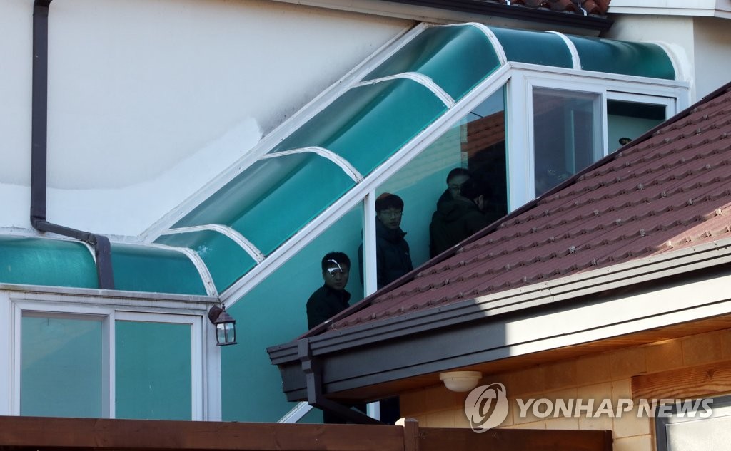 사고현장 들어가는 경찰 조사관들