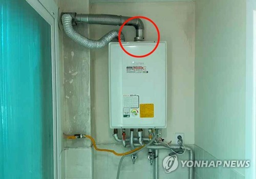 보일러 배기구와 제대로 연결되지 않은 연통