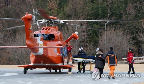 헬기로 운구되는 강릉 펜션사고 피해자