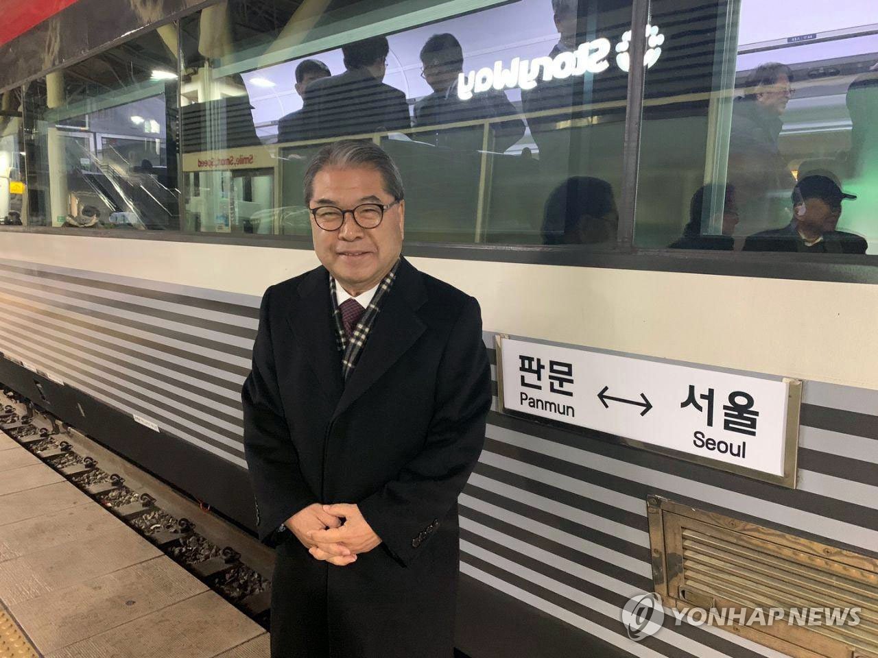 개성행 특별열차 앞에 선 이재정 교육감