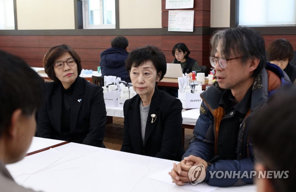 고 김용균 빈소 찾은 최영애 국가인권위원장
