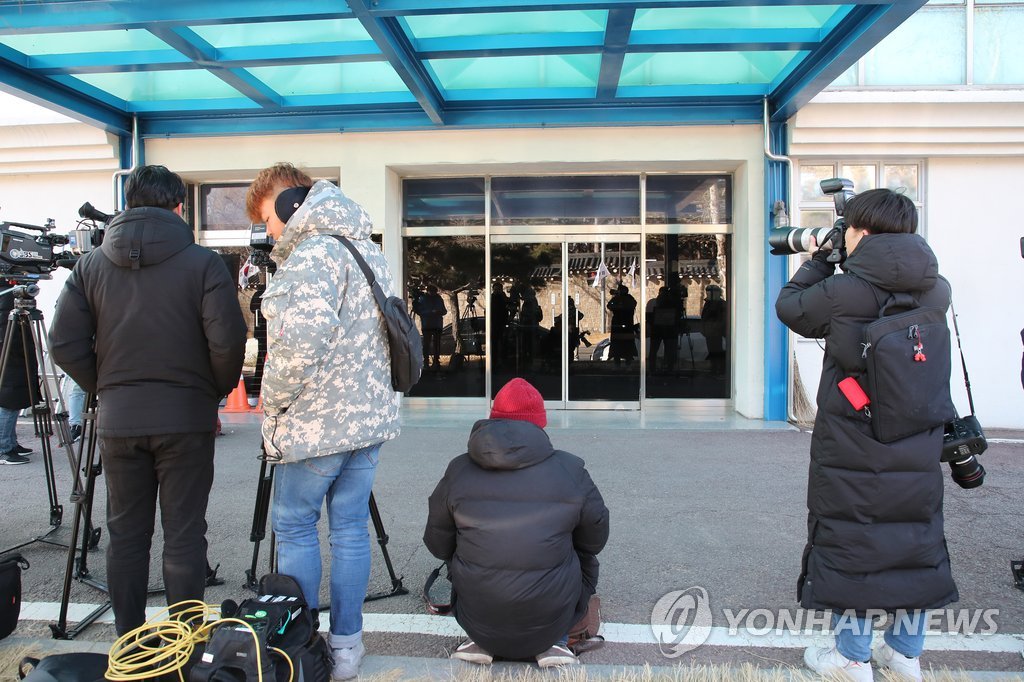 검찰 청와대 특별감찰반 압수수색, 대기 중인 취재진