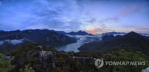 월악산 옥순봉에서 바라보는 일출