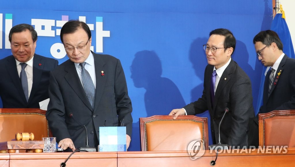 최고위원회의 참석하는 이해찬과 홍영표