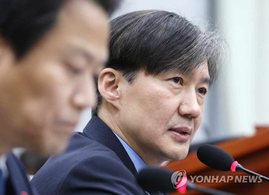 질의에 답변하는 조국 민정수석