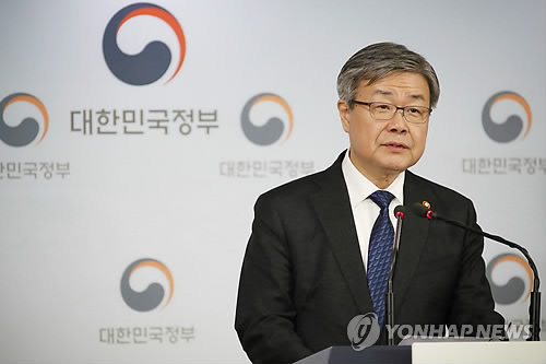 '최저임금 결정구조 이원화' 초안 발표하는 이재갑 장관