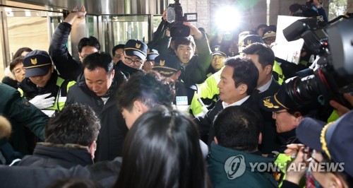 어렵게 제주도청 들어서는 원희룡 지사